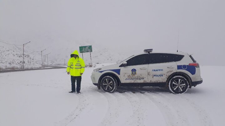 بارش برف دو محور اصلی استان زنجان را مسدود کرد