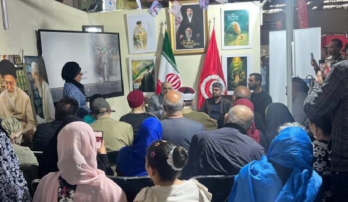 عرضه کتاب ترجمه زندگینامه رهبر شهید انقلاب به زبان عربی در تونس